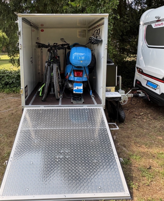 Roller und E-Bikes sicher verstaut im Wohnmobilanhänger von Anhängerbau Scheubeck. Roller und E-Bikes sicher verstaut im Wohnmobilanhänger von Anhängerbau Scheubeck
